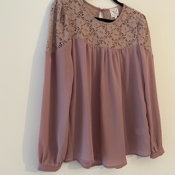 Kit and Sky | Lace Blouse - Picture 2 of 10